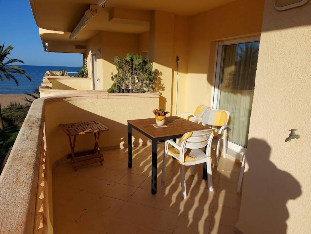 Estupendo Apartamento En Primera Linea De Playa Y Con Vistas Al Mar Денія Екстер'єр фото
